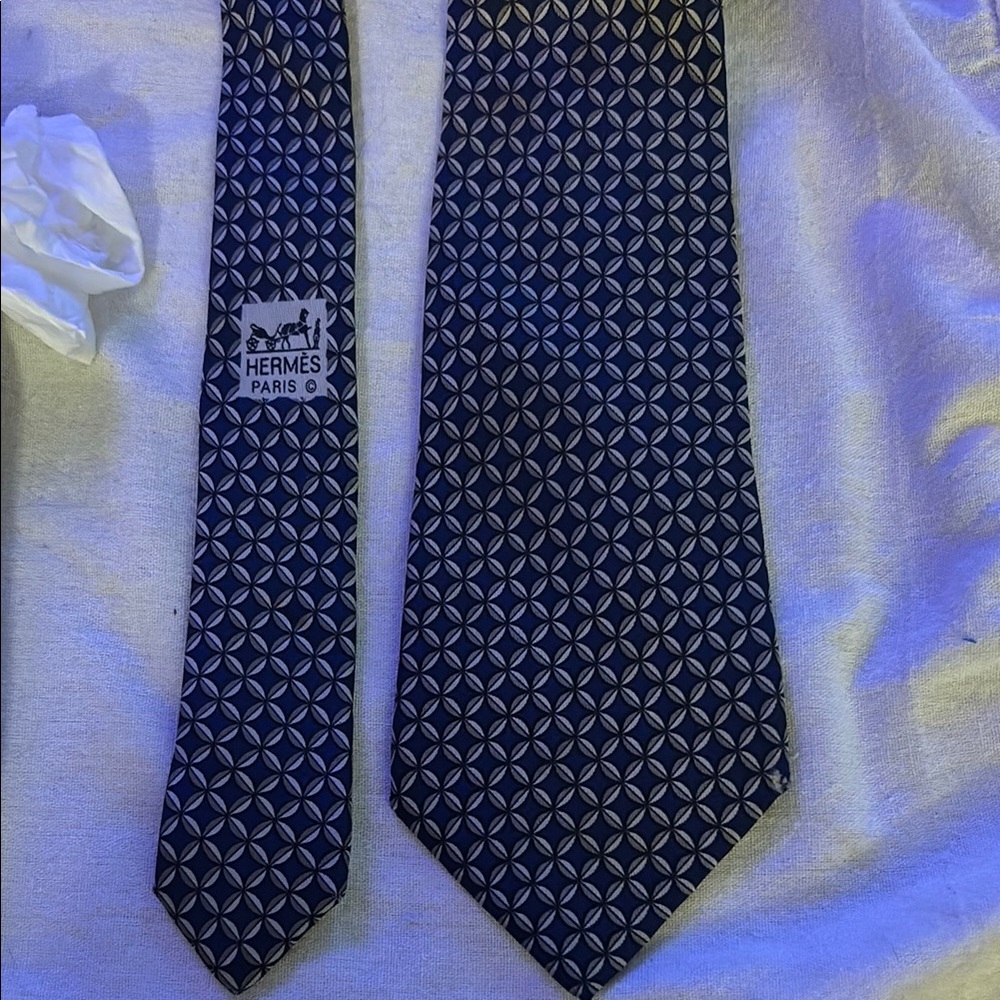 Hermes rate Navy Blue Silk diamond Dot Tie
